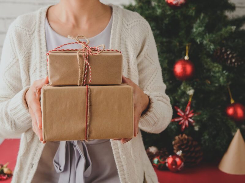 Češi nakupují vánoční dárky v předstihu a hlídají si cenu, skoro každý desátý na ně ale nemá peníze